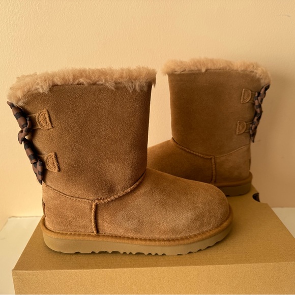 Ugg Bailey Bow II Suede leather chestnut Boot. Size: 3 - Picture 3 of 12